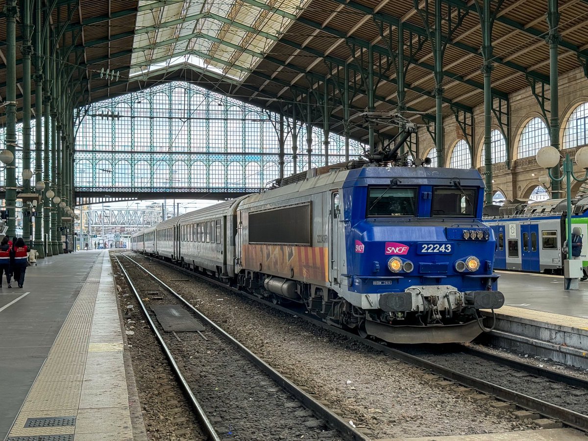 Mars 2024 à Paris Gare du Nord, avant-dernier jour de circulation pour les trains Corail en région Hauts-de-France. 
La locomotive BB22243RC <a href="/SNCFVoyageurs/">SNCF Voyageurs</a> vient tout juste de tirer un des derniers trains <a href="/TERHDF/">TER Hauts-de-France</a> « K10 » en provenance d’Amiens, tandis que son dételage s’organise.