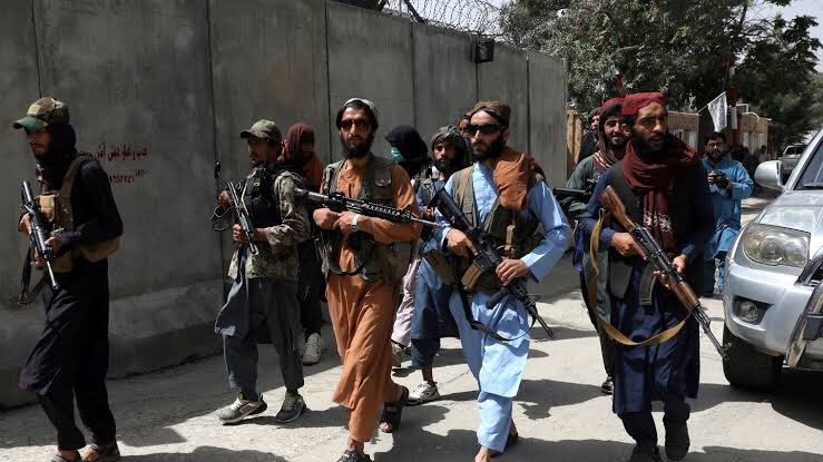 ConflictTR's tweet photo. 🔴 Taliban:

"Kadınları taşlayarak öldürmenin hak ihlali olduğunu söylüyorsunuz. Ancak yakında zinanın cezasını da getireceğiz. 

Kadınları herkesin önünde taşlayarak öldüreceğiz." 

-The Telegraph https://t.co/pxYTy4LRgZ