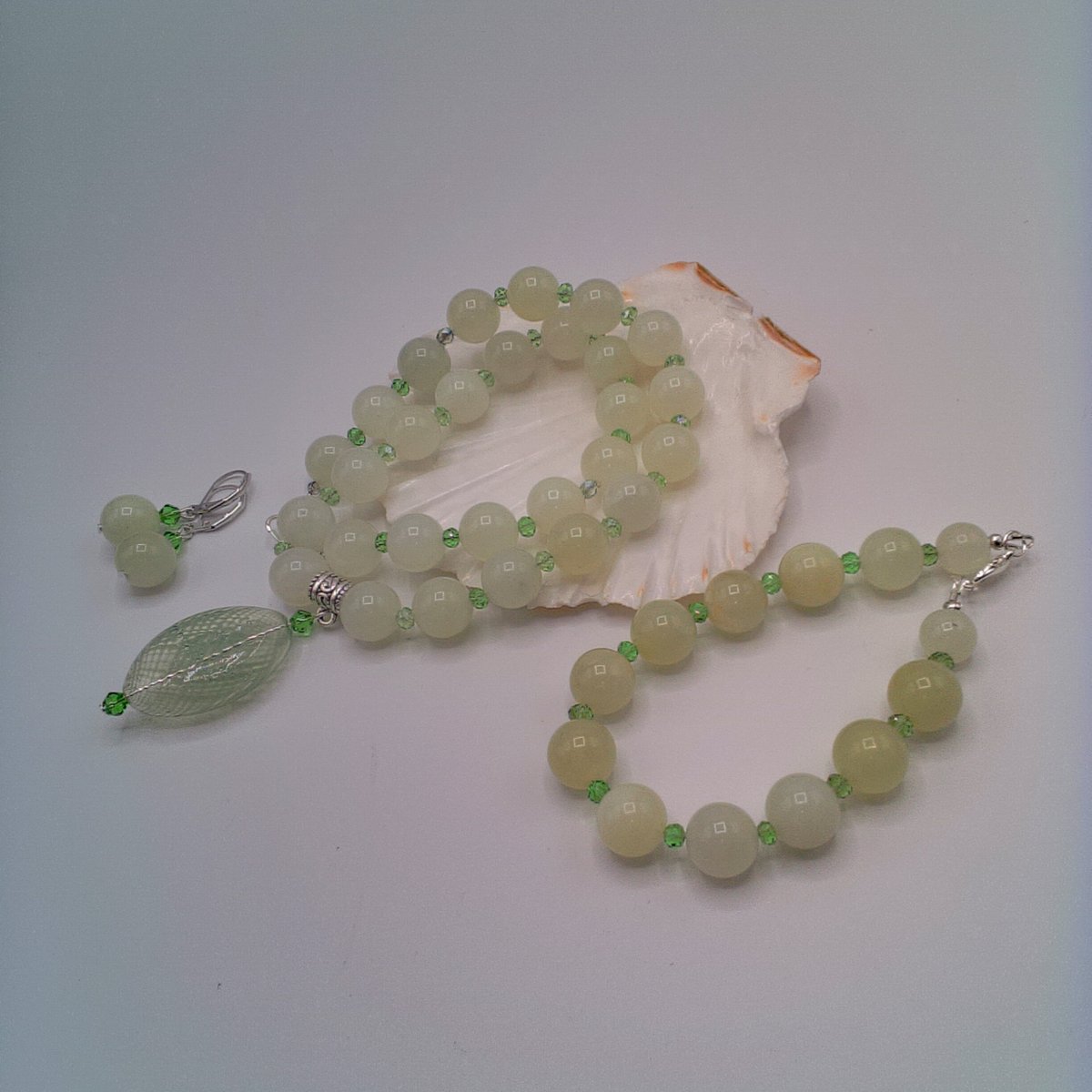 This Olive Jade & Crystal Necklace with Hollow Glass Pendant, Bracelet & Earrings would look great with any outfit you wear for a special occasion. £35 + P&P. folksy.com/items/8319672-… #newonfolksy #folksy365 #folksyshop #oswestryjewels #jadejewellery #giftforher #birthdaygift