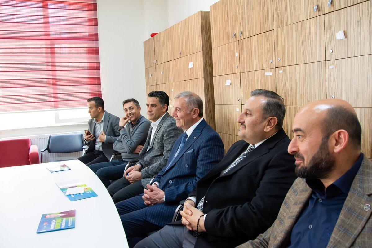 Cumhuriyet İlkokulunda görev yapan geleceğimizi şekillendirerek eğitime ışık tutan öğretmenlerimizi ve okul personellerini ziyaret ederek hasbihâl ettik, Ramazan aylarının bereketli olmasını diledik. Allah nasip ederse gerçekleştireceğimiz projelerimizi anlattık. Göstermiş