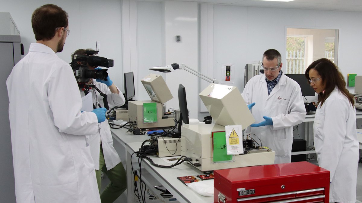 Paragraf was glad to host Reya El-Salahi, Nick Rowley and Benjie Croce from @CGTN last Friday. They came to our Somersham facility to interview Prof. Sir Colin Humphreys, Rosie Baines and Martin Tyler, and to film demonstrations from Lee Hughes and Matej Berec for the…