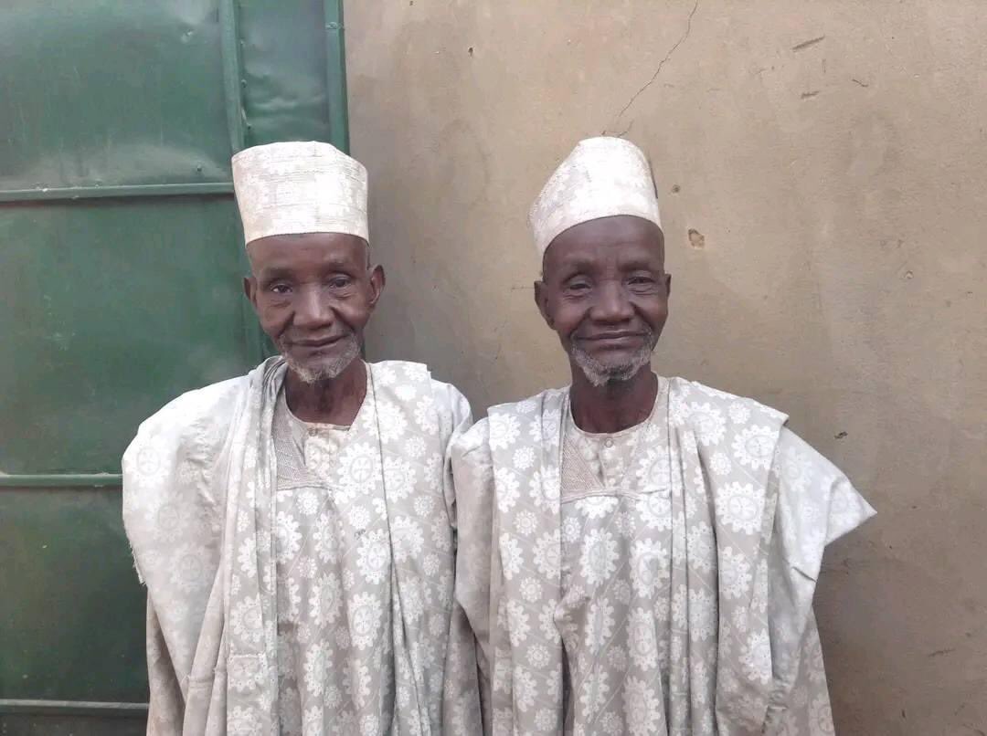 abbkar_ai's tweet photo. 74-year-old twins and still counting together! 🤩

Have you ever seen old twins like this? https://t.co/LsiEQoZt8s