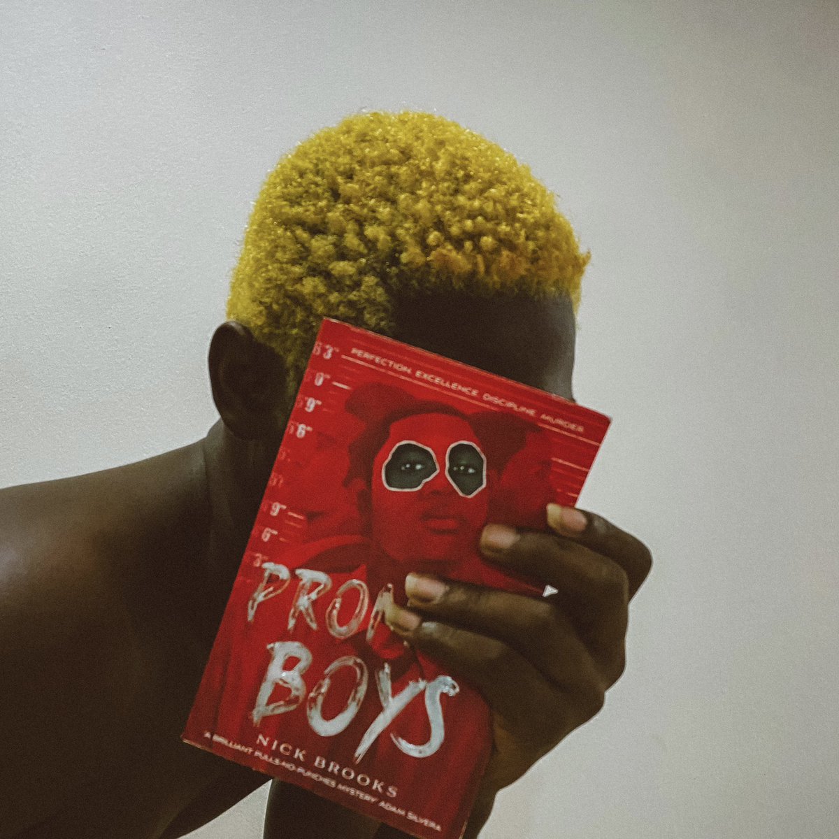 let_alpha_write's tweet photo. 1.
📖: Promise Boys
✍️: Nick Brooks 
🌟: Rating: 4.5/5

The structure is a standout feature. I am a sucker for books with unconventional structure. I like the interrogation transcripts, witness statements &amp; newspaper articles style used.

Read my review: https://t.co/SIlWkNhyyv https://t.co/qSJdhuIi2N