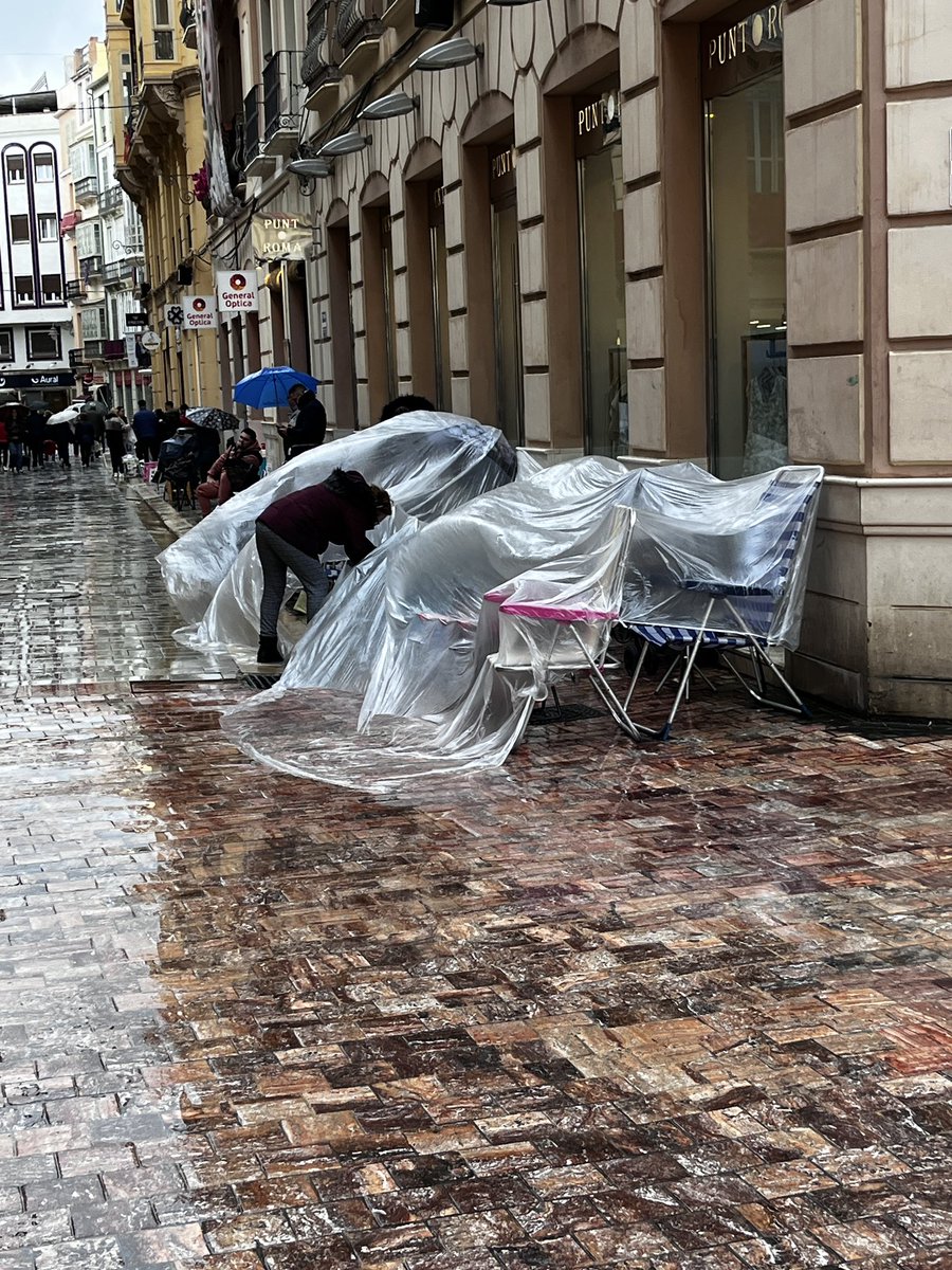 LaManoNegraCofr's tweet photo. Si pones sillas en 1a línea de playa para coger sitio a las 8 am, te las confisca la policía y te multan.

Si pones sillas en #Malaga un #JuevesSanto para coger sitio a las 8 am, deberían hacer lo mismo.

Tomen nota @cofradiasmalaga y
@malaga 
#CofradíasMLG https://t.co/kWqg7CIWuh
