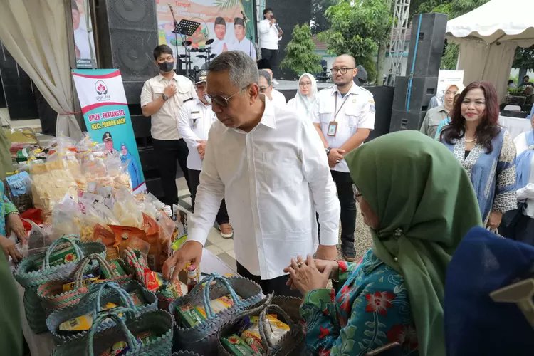 tangsel_com's tweet photo. Pesan Wali Kota Tangsel Yang Berbelanja Di Bazar Ramadhan https://t.co/nnJOd56d4Z