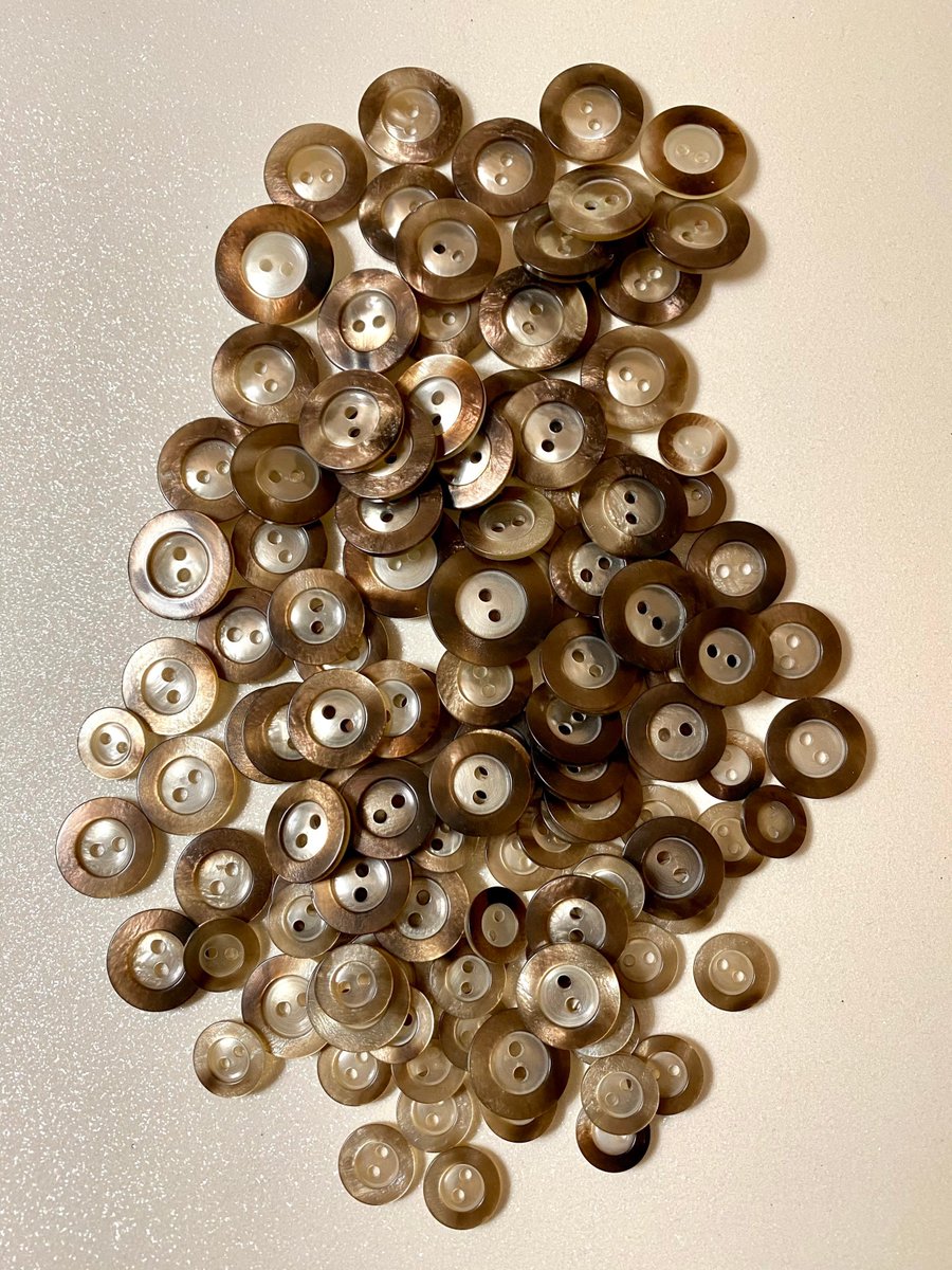 BySupply1's tweet image. 119 Vintage 23mm 20mm 18mm 12mm round light brown/ivory plastic buttons assorted sizes 2 holes lot of 119 by BySupply tuppu.net/cbb01dbe #Etsy #bysupply #SewingButtons