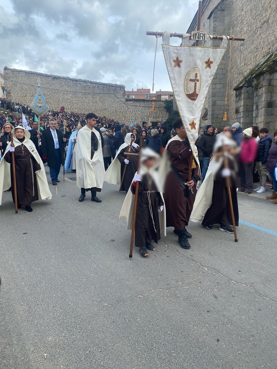 El martes una representación de La Cofradia acompañó a <a href="/LaEstrella_Av/">Hdad La Estrella</a> en su estación de penitencia al estar hermanados.