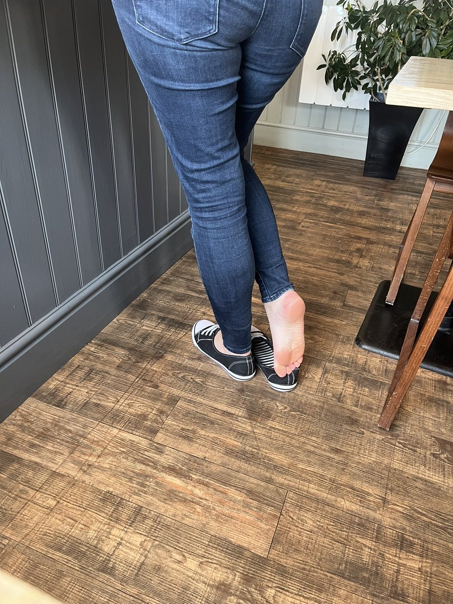 Out for coffee ☕️ no harm in a little shoe play while I’m ordering cake is there? 😉