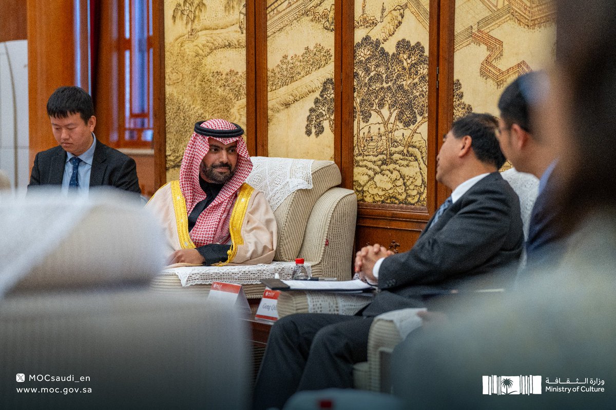 沙特文化大臣巴德尔亲王在访华期间与北京大学校长龚旗煌先生会面。会谈中，巴德尔亲王强调了北京大学在推动沙特阿拉伯王国和中华人民共和国之间文化合作方面的关键作用。@BadrFAlSaud @PKU1898 #SaudiMinistryOfCulture