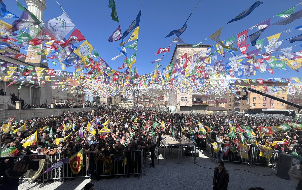 Colemêrg final mitingimize halkımız büyük bir coşkuyla akıyor. Uzak mahallelerden gelmek isteyenler gelemesin diye şehir içi ulaşımı durdurmuşlar. Bunun adı siyasi zavallılıktır. Bu 2 kuruşluk siyaseti yapanlar seçimden sonra Valilik sitesinde 2 kuruşa ihaleye çıkacaklar.