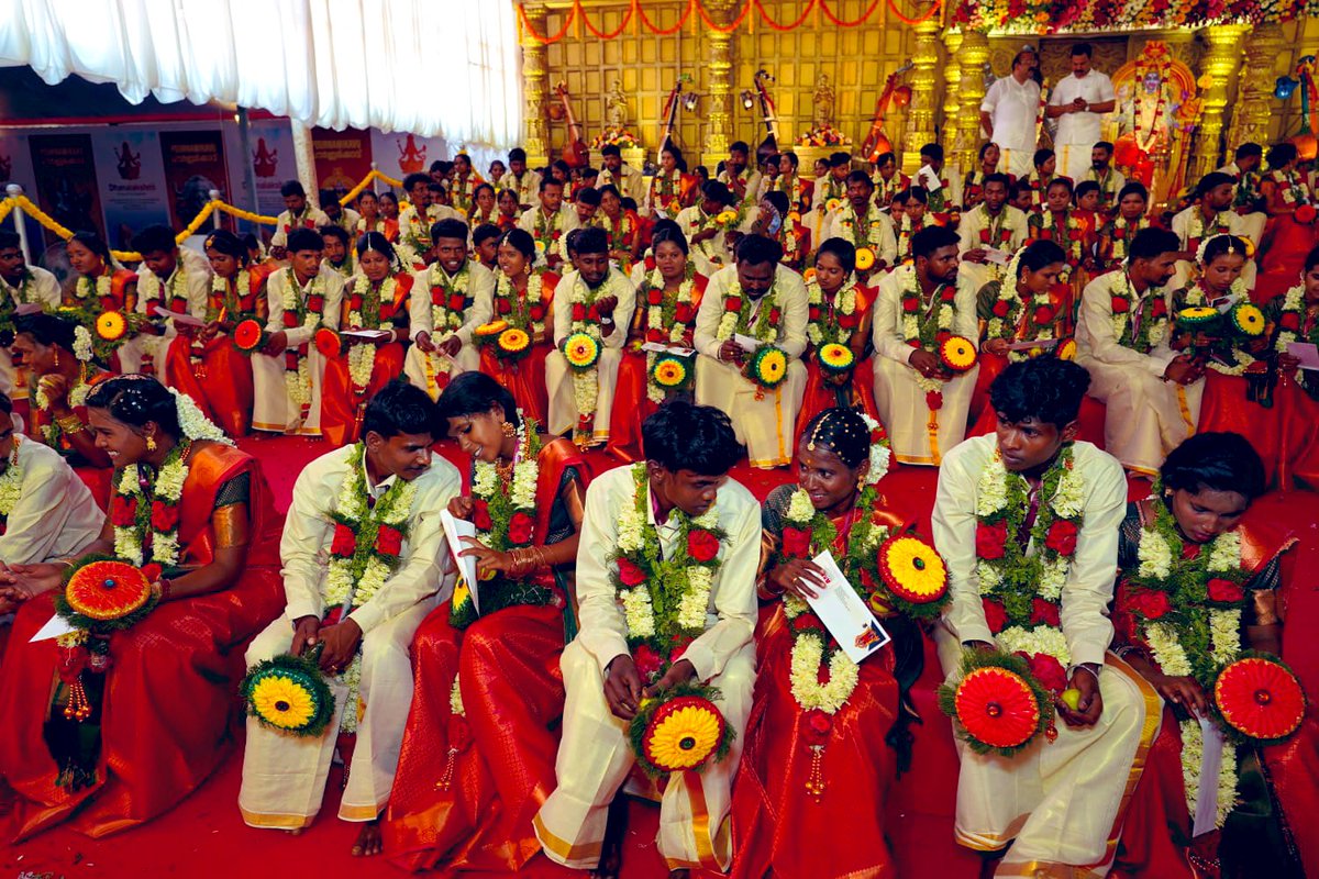 Attended a mass wedding conducted as a social service at the Pournami Kavu Temple, greeted the young couples and the throng of attendees, includingg Goa Governor Sreedharan Pillai