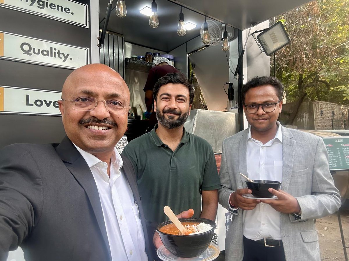 It's always exciting to encourage educated, smart and young risk takers with a vision to give back to the society. Shivam Khattar, MBA and former corporate professional, found a nice way of providing hygienic roadside food through his startup @otg_foodtruck at Sec-44, Gurgaon.