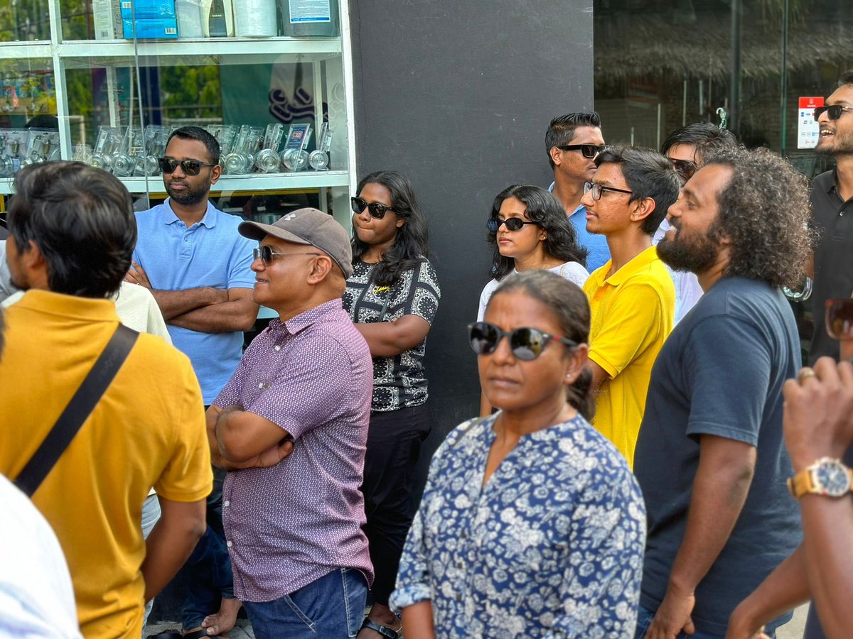 އިދިކޮޅު ސިޔާސީ ފަރާތްތަކަށް ބިރުދެއްކުމުގެ ގޮތުން އެއްވެސް އަސާސެއްނެތި މި ސަރުކާރުން، މިޕާޓީގެ ޗެއަރޕާސަން <a href="/faya_i/">Fayyaz Ismail</a> މިއަދު ފުލުސް އޮފީހަށް ހާޒިރު ކޮށްފައިވާތީ މިޕާޓީގެ މެންބަރުންނާައި ސަޕޯޓަރުން މިވަގުތު ހެންވޭރު ފުލުސް އޮފީސް ކައިރީ.