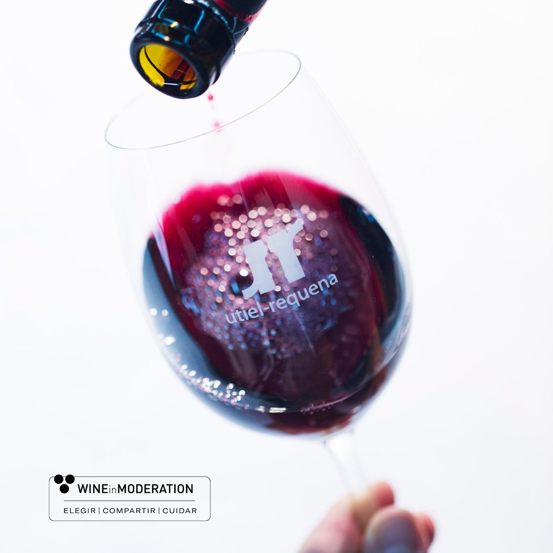 El vino es mucho más que una simple bebida, es una experiencia que se comparte! 🍷 Disfrutar de una buena copa de vino en compañía de amigos o familia es sinónimo de momentos inolvidables y risas infinitas. 🥂 ❤️ #VinosUtielRequena #VinoYCompañía #queseautielrequena #winelovers