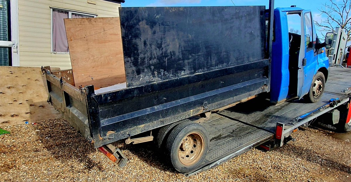 '54 plate blue Ford Transit seized today from Oaksview Park, Lower Arncott, Boarstall, Bucks in connection with #flytipping investigation
Thanks @ThamesVP  for support
Owner can contact us to reclaim it with full papers
We will have some questions for you...
#SCRAPflytipping