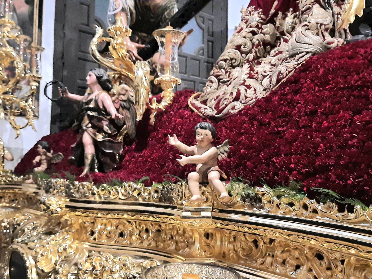 hdadtres_caidas's tweet photo. 𝐄𝐗𝐎𝐑𝐍𝐎 𝐅𝐋𝐎𝐑𝐀𝐋 𝐃𝐄 𝐋𝐎𝐒 𝐏𝐀𝐒𝐎𝐒 𝐏𝐑𝐎𝐂𝐄𝐒𝐈𝐎𝐍𝐀𝐋𝐄𝐒

El paso de la Virgen lleva claveles, gladiolos y rosas de pitiminí blancos; el paso del Señor, claveles rojos.

#trescaidassanisidoro
#SSantaSevilla24 
#ViernesSanto https://t.co/MmTopxDwZZ