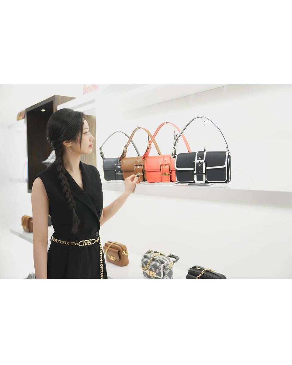 dahyun_support's tweet photo. [DAHYUNSTAGRAM] 240328

"Check out new Tribeca in white denim at the Michael Kors Ginza store 🤍"
#TribecaByKors #MKTokyo #ad

트와이스 다현 #트와이스 #다현 #DAHYUN #ダヒョン #MICHAELKORS #MICHAELKORSxDAHYUN
@MichaelKors @MichaelKorsJP https://t.co/tp2wznqmy0