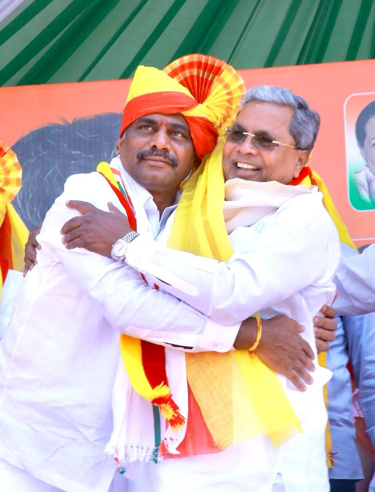 Gs_0107's tweet image. ನಾಮಪತ್ರ ಸಲ್ಲಿಕೆಗೆ ಮೊದಲು ನಡೆದ ಸಮಾವೇಶದಲ್ಲಿ ಜನ ಸಾಮಾನ್ಯರ ಕಲಿಗಳು

#Siddaramaiah 🔥
#dksuresh 🔥