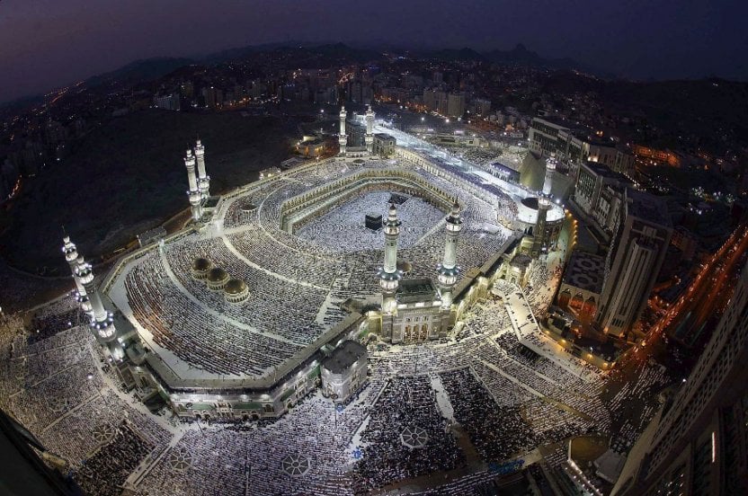 سبحان الذي سخر لنا هذا وما كنا له مقرنين وإنا إلى ربنا لمنقلبون. اللهم إنا نسألك في سفرنا هذا البر والتقوى. ومن العمل ما ترضى. اللهم هون علينا سفرنا هذا. واطو عنا بعده. اللهم أنت الصاحب في السفر. والخليفة في الأهل. اللهم إني أعوذ بك من وعثاء السفر، وكآبة المنظر، وسوء المنقلب، في