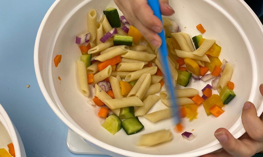 This week the children at TH decorated biscuits & prepared a pasta salad.🍪🥗