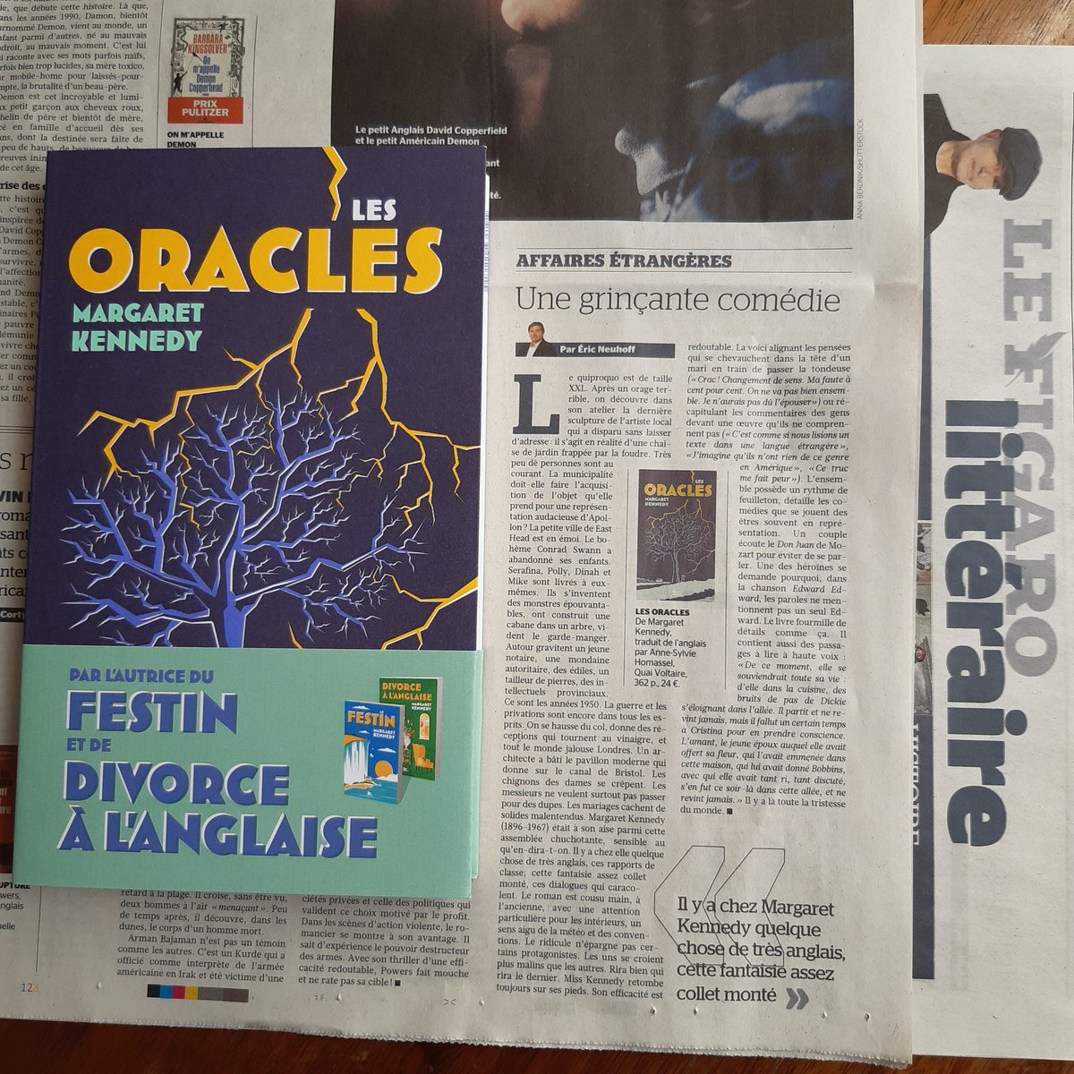 << Miss Kennedy retombe toujours sur ses pieds. Son efficacité est redoutable. >> 'Les Oracles' sort le 4 avril mais Eric Neuhoff n'a pas résisté au plaisir de vous en parler déjà dans @Figaro_Livres . 🤩