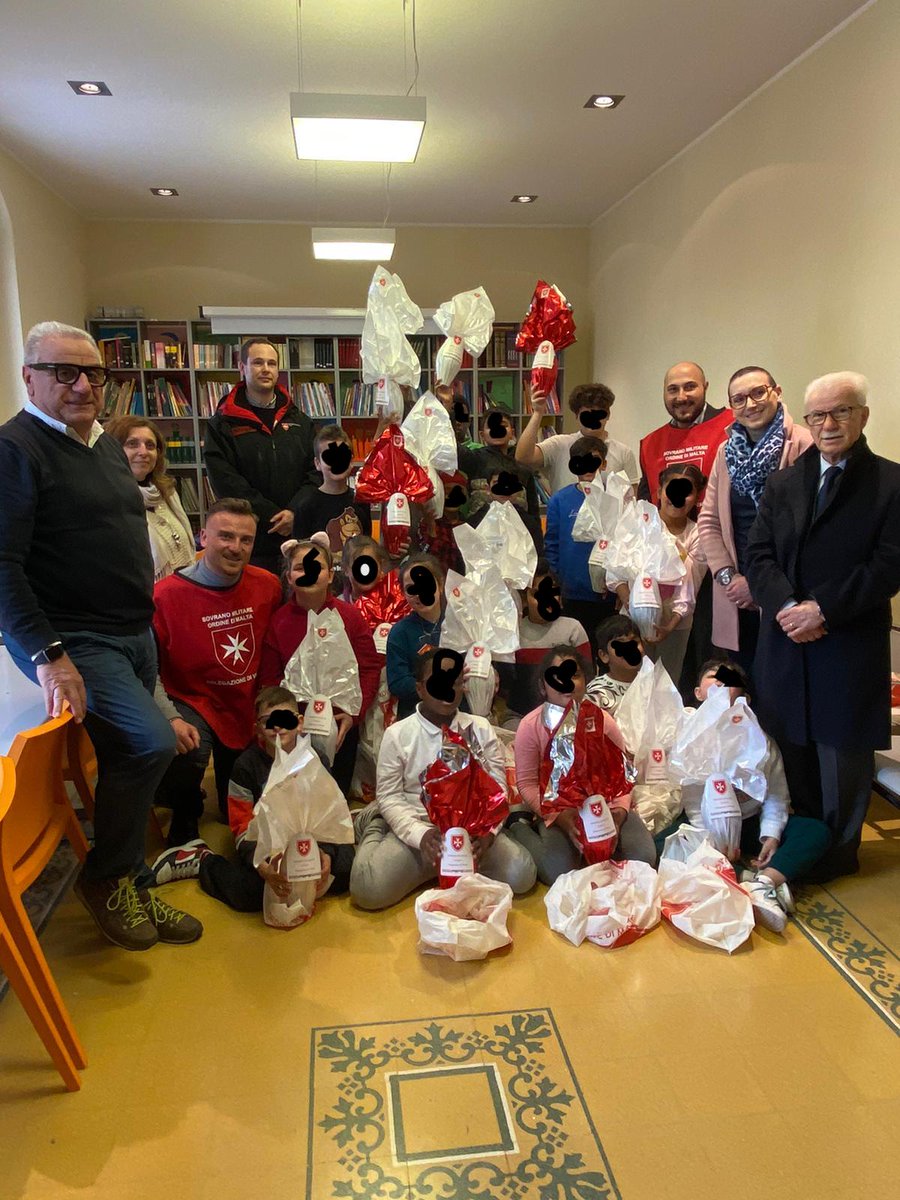 OrdineMaltaRoma's tweet photo. L’allegria della #pasqua anche tra i piccoli di #Fondi, grazie al confratello Zampieri e ai Volontari Dello Iacono e Lisco che si sono recati presso il Centro Ricreativo “Magicabula” per regalare sorrisi e uova di cioccolato
#orderofmalta #orderofmalta_official #cisom https://t.co/XNyJHYIPkX
