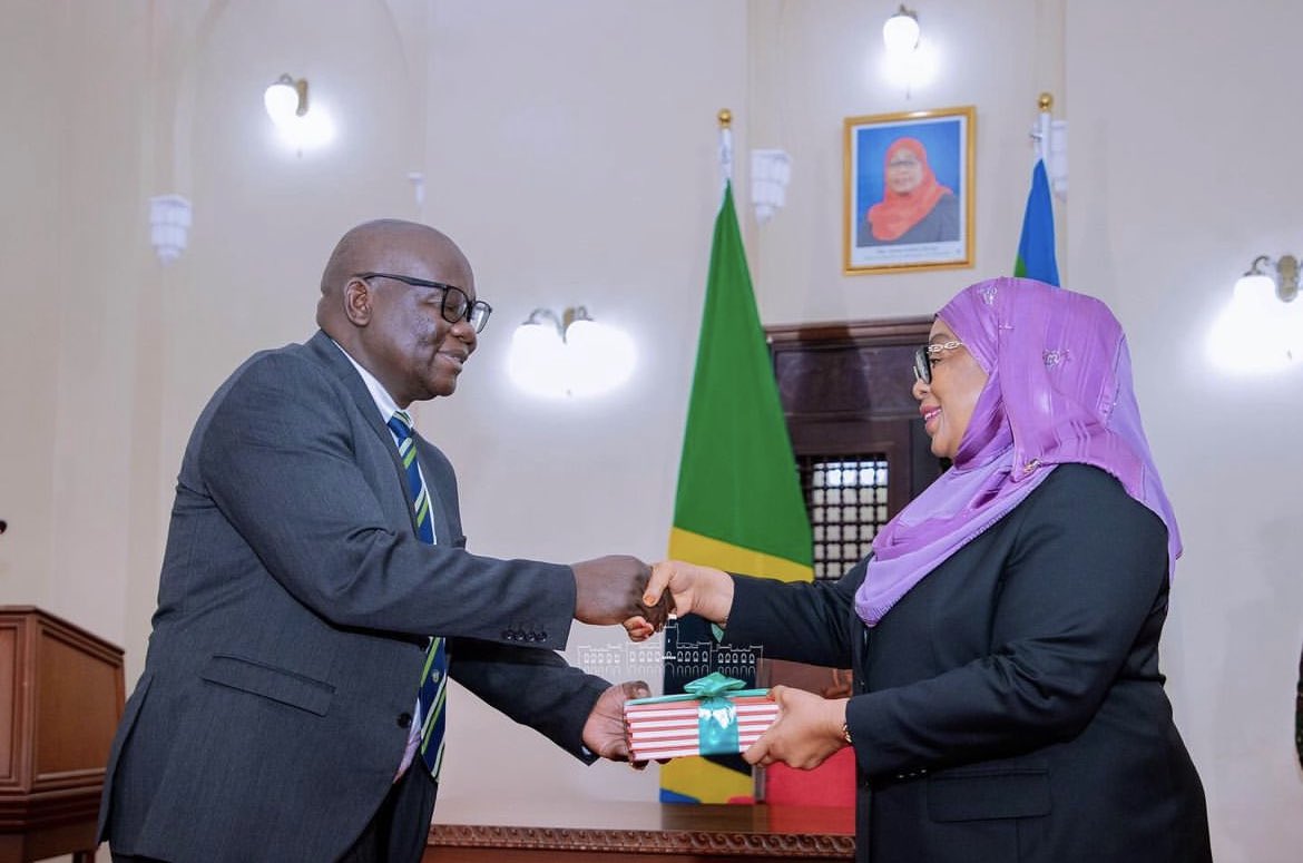ukaguziTanzania's tweet photo. Rais wa Jamhuri ya Muungano wa Tanzania, Mhe. Dkt. Samia Suluhu Hassan akipokea Ripoti ya Ukaguzi wa Serikali kwa Mwaka wa Fedha 2022/2023 kutoka kwa Mdhibiti na Mkaguzi Mkuu wa Hesabu za Serikali (CAG), Bw. Charles E. Kichere Ikulu ya Chamwino jijini Dodoma Machi 28, 2024. https://t.co/wKvV4gz16K