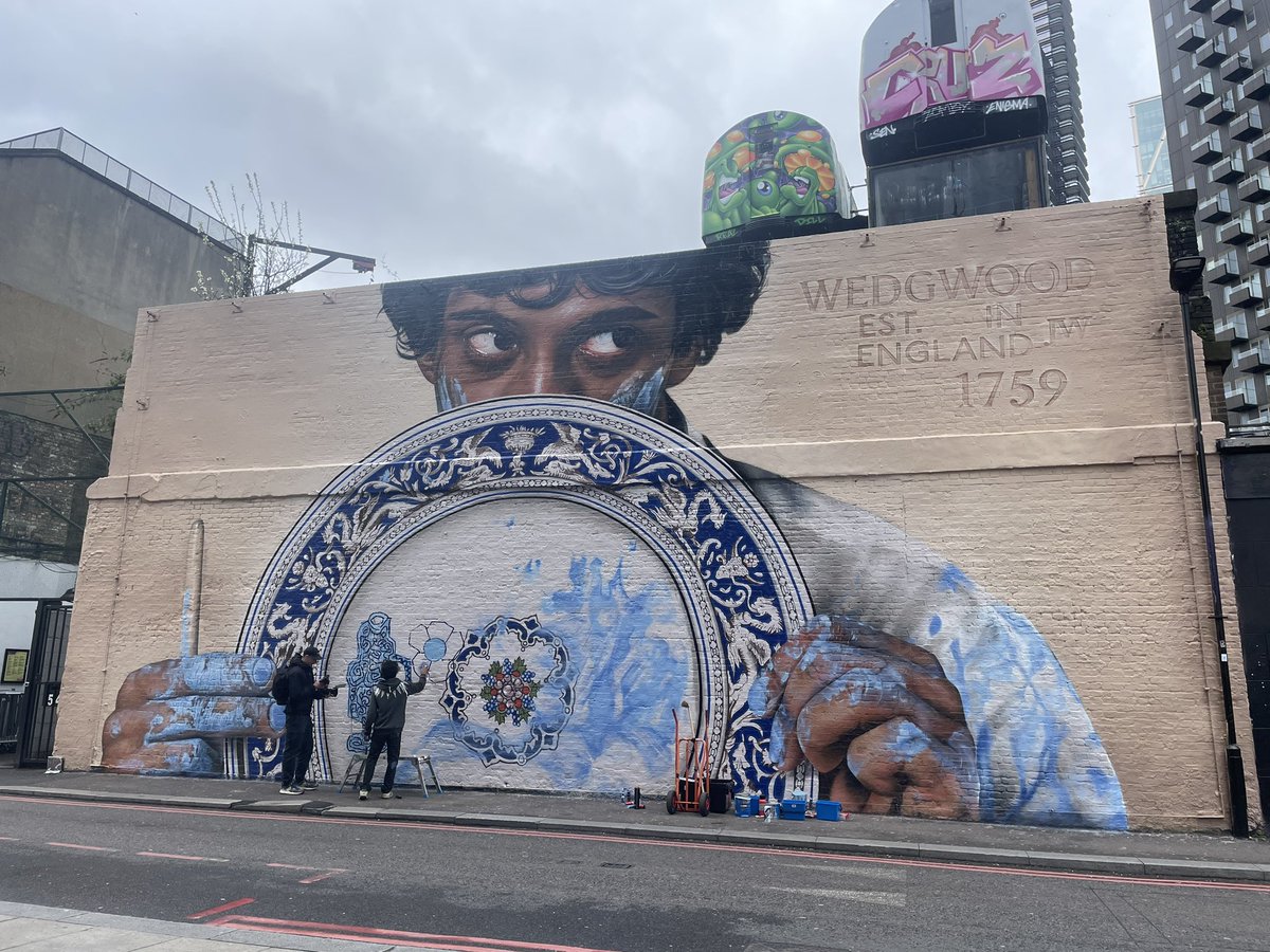 We’ve only gone and bumped into Ben from @globalstreetart watching their latest mural go up - look at it! Stunning. Info here: linkedin.com/feed/update/ur… #CopySafari #CopywritersUnite