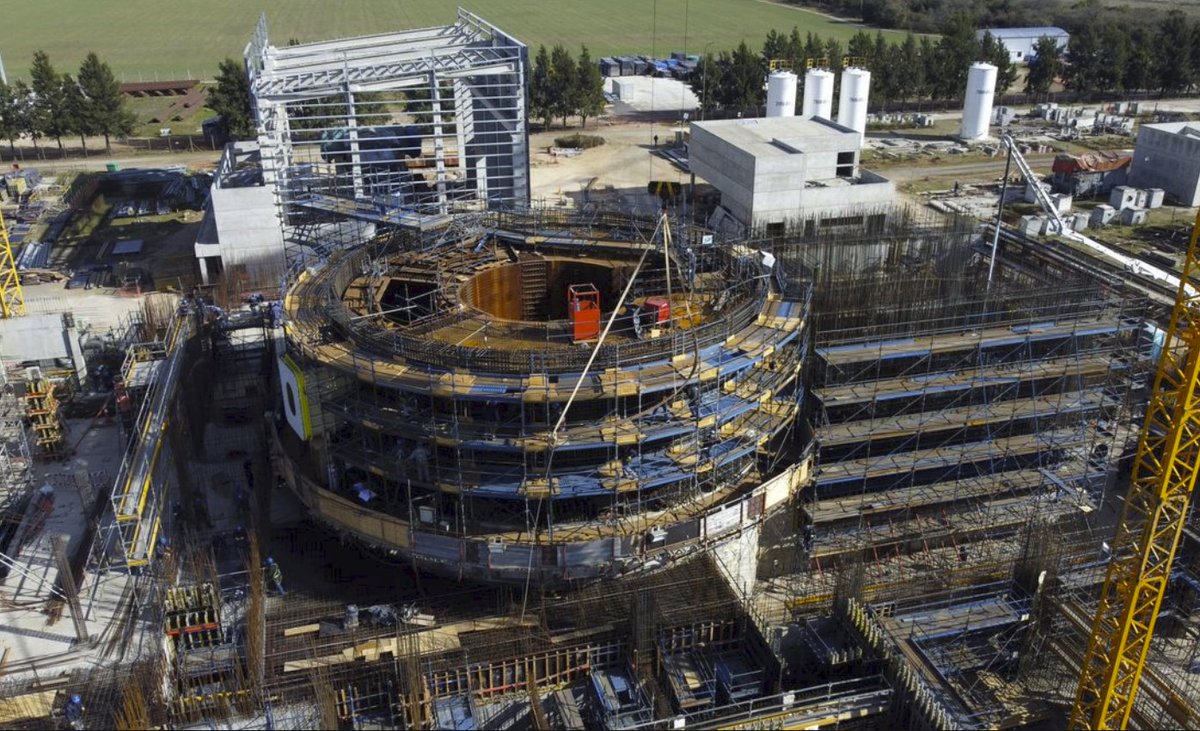 Milei puso fin al proyecto CAREM 25. 
Qué es CAREM? 
es el primer reactor nuclear de potencia íntegramente diseñado y construido en Argentina, ya tenía peticiones para exportación.
NO es ajuste para disminuir el déficit es cavar un pozo y meter a la Argentina en el fondo…