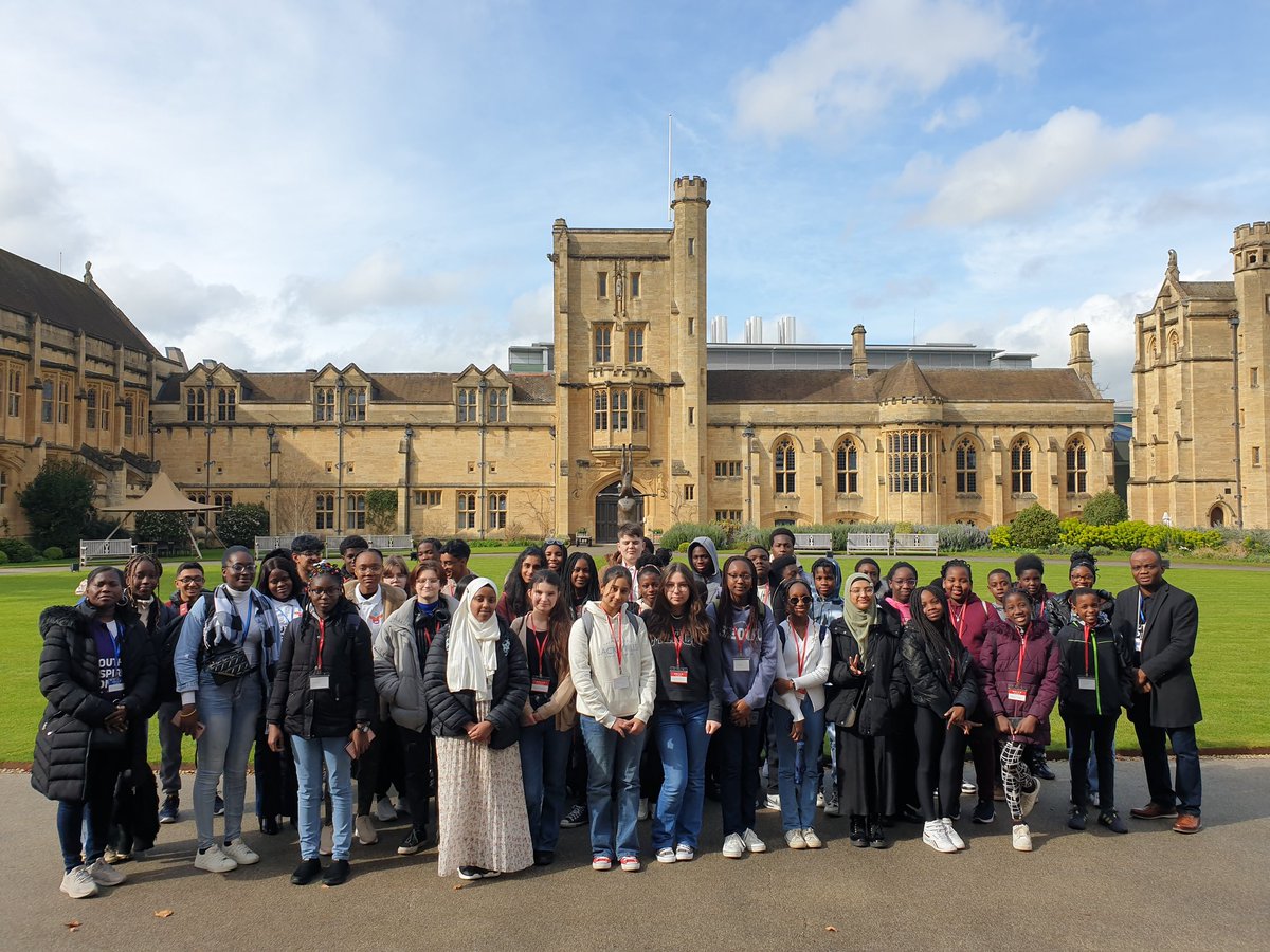 We had a successful trip to @UniofOxford yesterday. Hope was rekindled, dreams were ignited & confidence was rebuilt. In the last 3 years, we have successfully taken 150 young people from disadvantaged families in Hull and East Yorkshire to @MansfieldOxford & 50 to Cambridge.