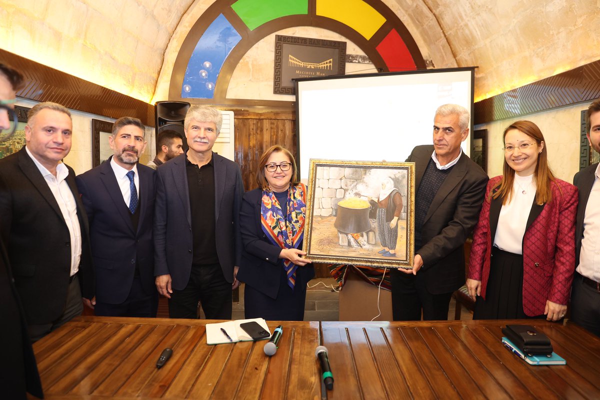 MesutAlkava's tweet photo. Gaziantep Büyükşehir Belediye Başkanı ve Başkan Adayı Fatma ŞAHİN Gaziantep Arabanlılar Derneğini  ziyaret etmiştir nazik ziyaretlerinden dolayı teşekkür ederiz. https://t.co/GDn3loqwTe