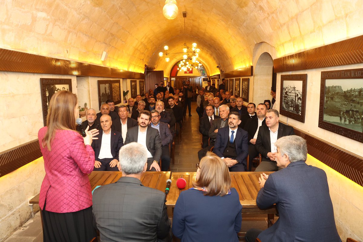 MesutAlkava's tweet photo. Gaziantep Büyükşehir Belediye Başkanı ve Başkan Adayı Fatma ŞAHİN Gaziantep Arabanlılar Derneğini  ziyaret etmiştir nazik ziyaretlerinden dolayı teşekkür ederiz. https://t.co/GDn3loqwTe