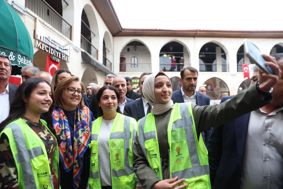 Gaziantep Büyükşehir Belediye Başkanı ve Başkan Adayı Fatma ŞAHİN Gaziantep Arabanlılar Derneğini  ziyaret etmiştir nazik ziyaretlerinden dolayı teşekkür ederiz.