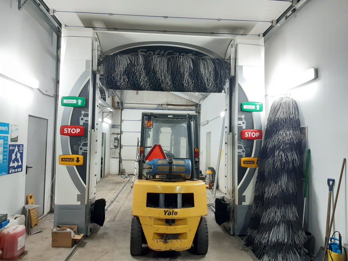 carwashbin's tweet photo. Zo, hij staat op z'n plek. Nu kan het aansluiten beginnen. https://t.co/AmnXynPXyY