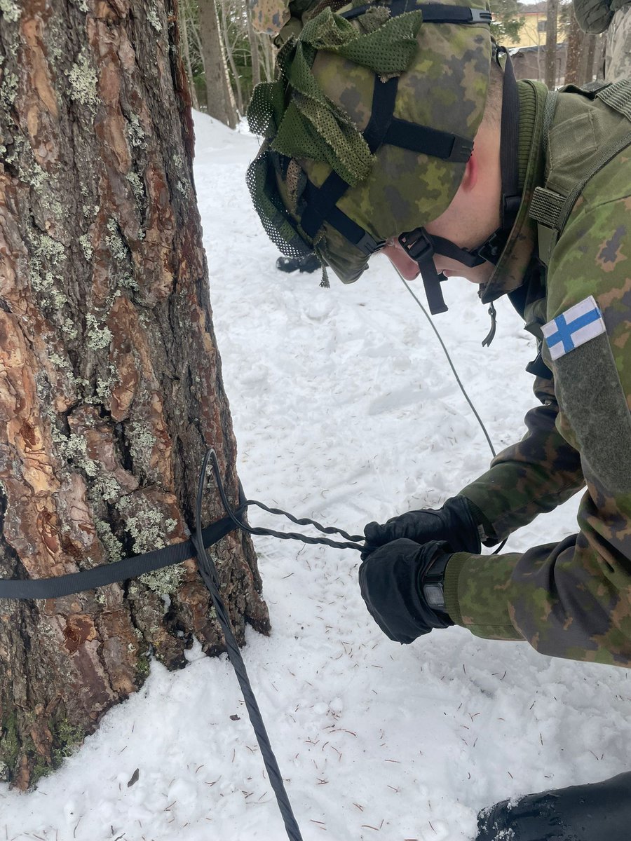 Viestiyhteydet ja -asemat ovat elinehto onnistuneelle taistelutoiminnalle – ne mahdollistavat esimerkiksi johtamisen, epäsuoran tulen käytön ja vuorovaikutuksen joukkojen välillä. PSVIESTIK:n varusmiehet harjoittelivat valokaapeliyhteyksien oikeaoppista rakentamista. #pspr