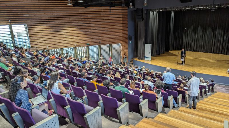 🏫 Après avoir rencontré les agents des chambres régionales des comptes de #LaRéunion et de #Mayotte, le premier président de la @Courdescomptes,@pierremoscovici est à la rencontre des Réunionnais lors d'une conférence à l'@Univ_Reunion ouverte à tous.