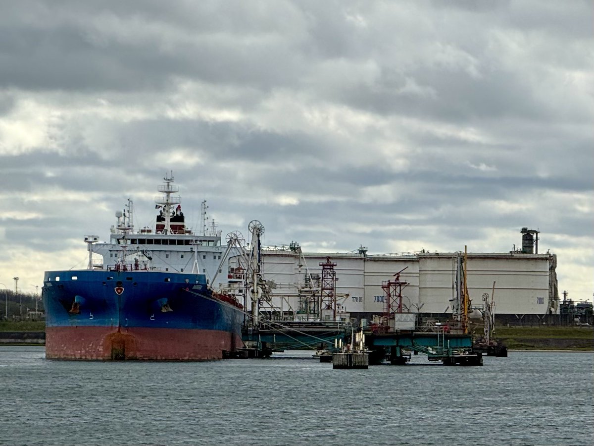 ⚓️ Visite du grand port maritime de Dunkerque avec @christophe_p et son président, Maurice Georges. Etendu sur 17 kilomètres, sa situation stratégique lui permet d’accueillir des fleurons de l’industrie tout en étant un maillon central du transport de marchandises en Europe.