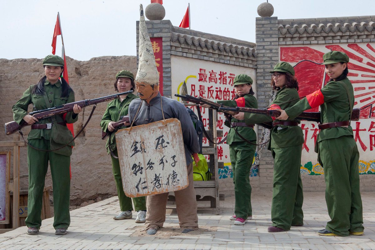 Watching the violent opening sequence of the #3BodyProblem I couldn't help being reminded of a visit to the Zhenbeipu Western Film City in #Yinchuan, where visitors dress up as Red Guards and pretend to participate in a struggle session against a counter-revolutionary mannequin.