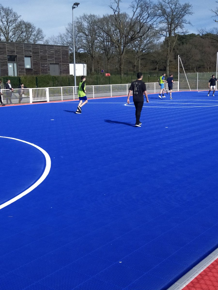 Début en Fanfare : Le #Championnat Interne de #Futsal au #LycéeAgricole de St Aubin du Cormier est Lancé ! 🎉⚽. Placé sous le signe de la compétition amicale, cet événement rassemble sept équipes, dont deux formées par le personnel. Dernière journée prévue le lundi 27 mai.