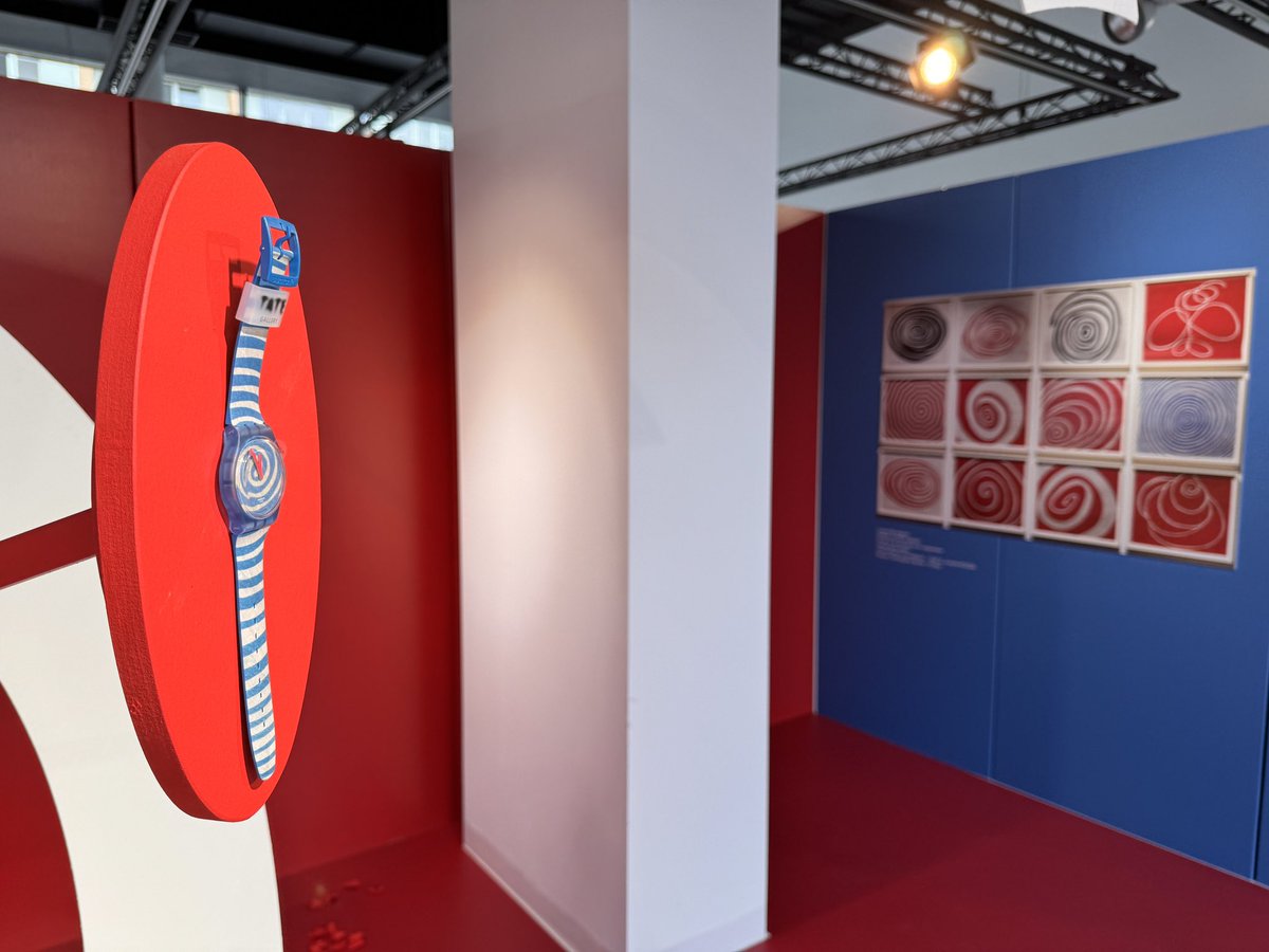 dominiklada's tweet photo. A wiecie, że @Swatch ma działający w Polsce #SwatchPay ? Podobno już 8 banków go wspiera. Na wystawie jest jeden model, który to wspiera. Z resztą wiele modeli ma dwie wersje z i bez opcji płacenia 👍 https://t.co/X6ZcUIg56L