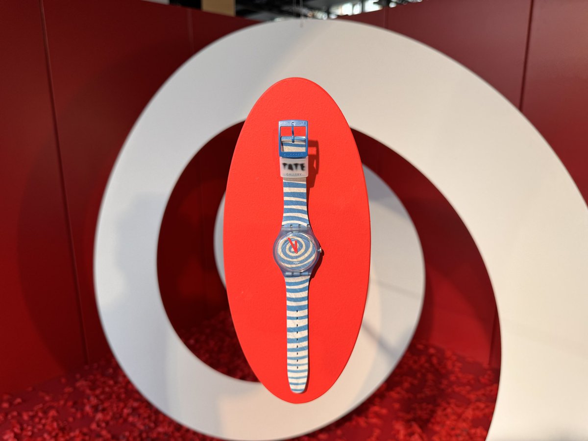dominiklada's tweet photo. A wiecie, że @Swatch ma działający w Polsce #SwatchPay ? Podobno już 8 banków go wspiera. Na wystawie jest jeden model, który to wspiera. Z resztą wiele modeli ma dwie wersje z i bez opcji płacenia 👍 https://t.co/X6ZcUIg56L