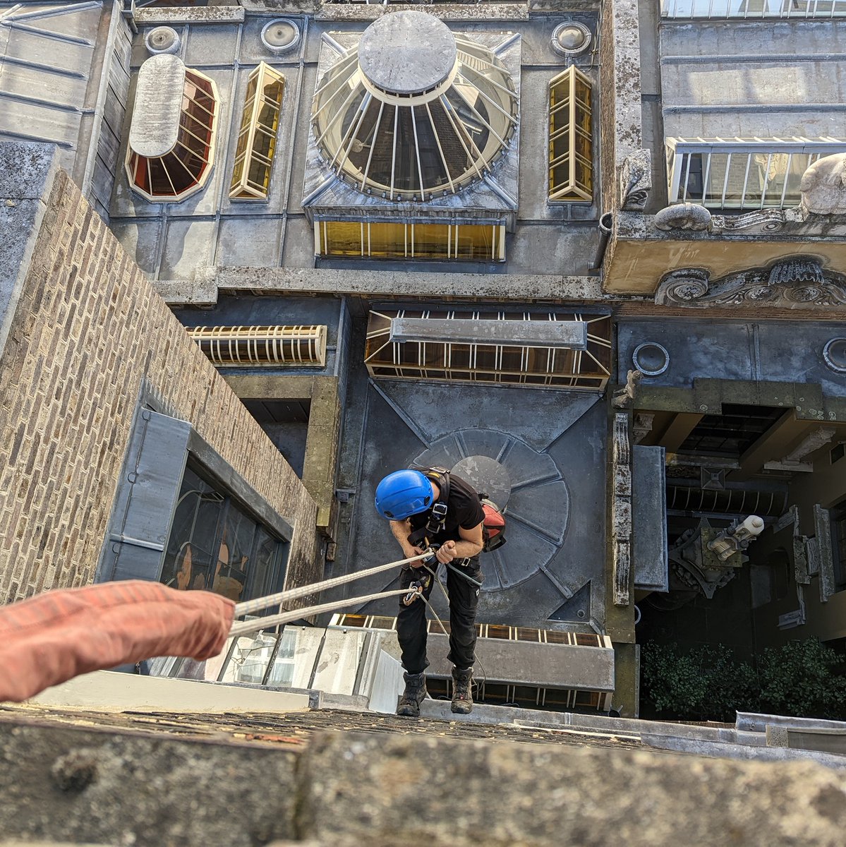 Here’s the Soane from an angle you’ve never seen before! 🔍 After our neighbourhood crows got a direct hit on a panel of stained glass, abseiling experts were needed to drop off the back of the Museum, assess the damage and fit a custom-made replacement. Sorted! 👏