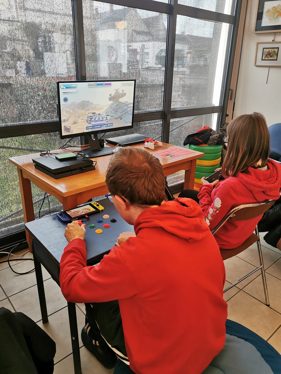 Belle journée autour de l'accessibilité aux jeux vidéos à la Médiathèque municipale de <a href="/Guerigny/">Peignot Roland</a> !
@ADAPEI58