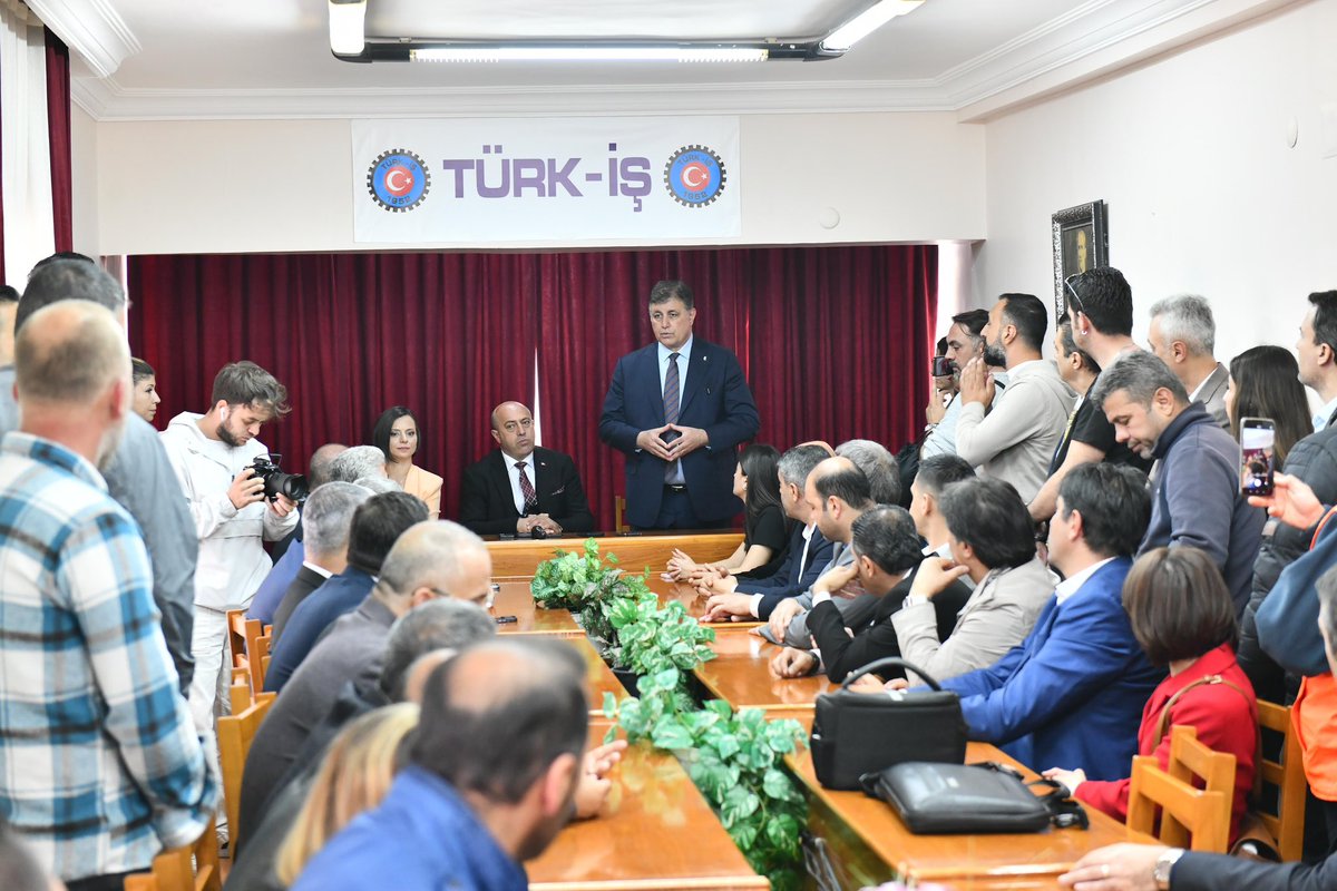 drcemiltugay's tweet photo. Emeğin ve alın terinin en yüce değer olduğu bilinciyle mücadele eden Türk-İş 3. Bölge Temsilciliği'ni ziyaret ettim. 

Bizler bu toplumun, insanların hakkını korumak adına mücadele ederek bu noktalara geldik. Bundan sonra da duruşumuzdan vazgeçmeyeceğiz. Her zaman sizin yanınızda, gecemizi gündüzümüze katarak çalışmaya kararlıyız. Katılımcı bir yönetim anlayışıyla, toplumun her kesiminden görüş alarak belediyeyi yöneteceğiz.