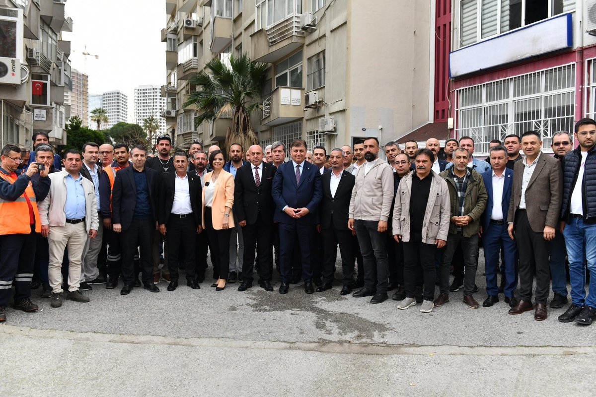 Emeğin ve alın terinin en yüce değer olduğu bilinciyle mücadele eden Türk-İş 3. Bölge Temsilciliği'ni ziyaret ettim. 

Bizler bu toplumun, insanların hakkını korumak adına mücadele ederek bu noktalara geldik. Bundan sonra da duruşumuzdan vazgeçmeyeceğiz. Her zaman sizin