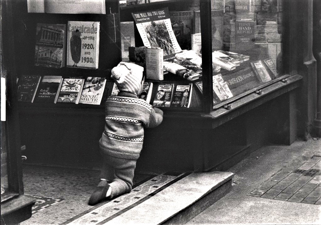LostGlasgow's tweet image. Cancelling Glasgow's @AyeWrite book festival impoverishes us all. Shame on #CreativeScots

Pic: A budding bookworm gazes longingly into the the window of John Smith &amp;amp; Son's bookshop, in St Vincent Street, in 1962 (Oscar Marzaroli/Glasgow Caledonian University Archives).