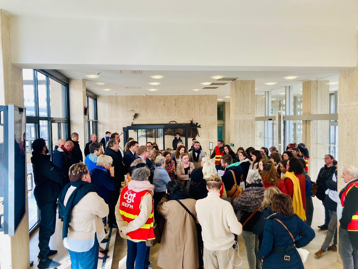 1/2🚨Faute de moyens suffisants, encore, notre groupe reste mobilisé avec les professionnels de l'ASE et du médico-social: 🆘pas assez nombreux 
🆘travaillant dans des conditions extrêmement précaires 🆘structures inadaptées à l'accueil des jeunes aux parcours traumatiques🚨STOP