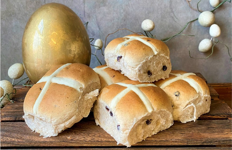 BothamsofWhitby's tweet photo. It's #MaundyThursday and our delicious Hot Cross Buns are in shops now ready for you!

Special Offer Price ~ Six Hot X Buns for £3.30 

❄️They freeze beautifully...If you can resist them that is! 

#skinnerstreet #baxtergate #enterpriseway #sleights #pickering #whitby #bakery https://t.co/RnK9oLnfEh