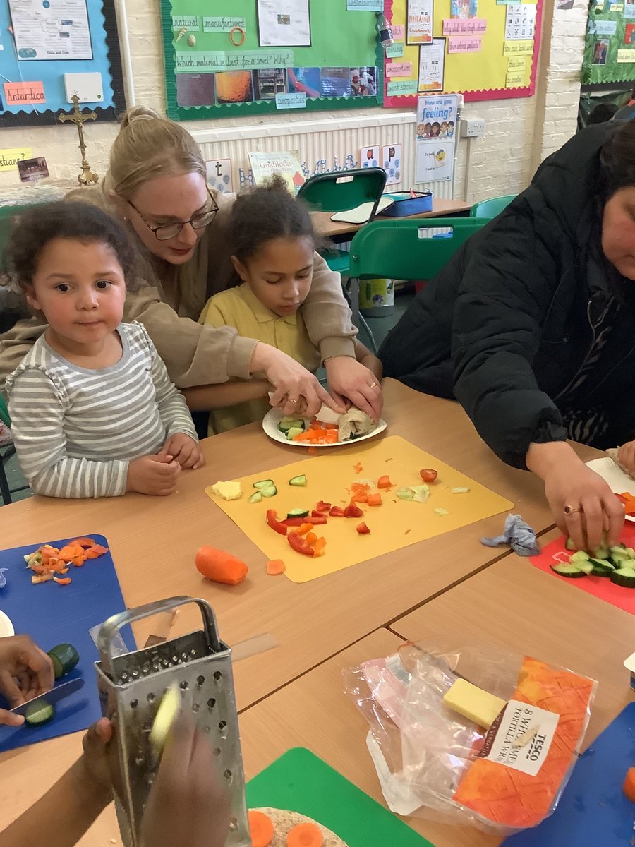 Year 2 created their own packed lunch for #DT day. They practised their chopping, slicing and grating #skills and enjoyed tucking into their #healthy meals! 👩‍🍳🥪 #DTday #DesignTechnology #HealthyFoods