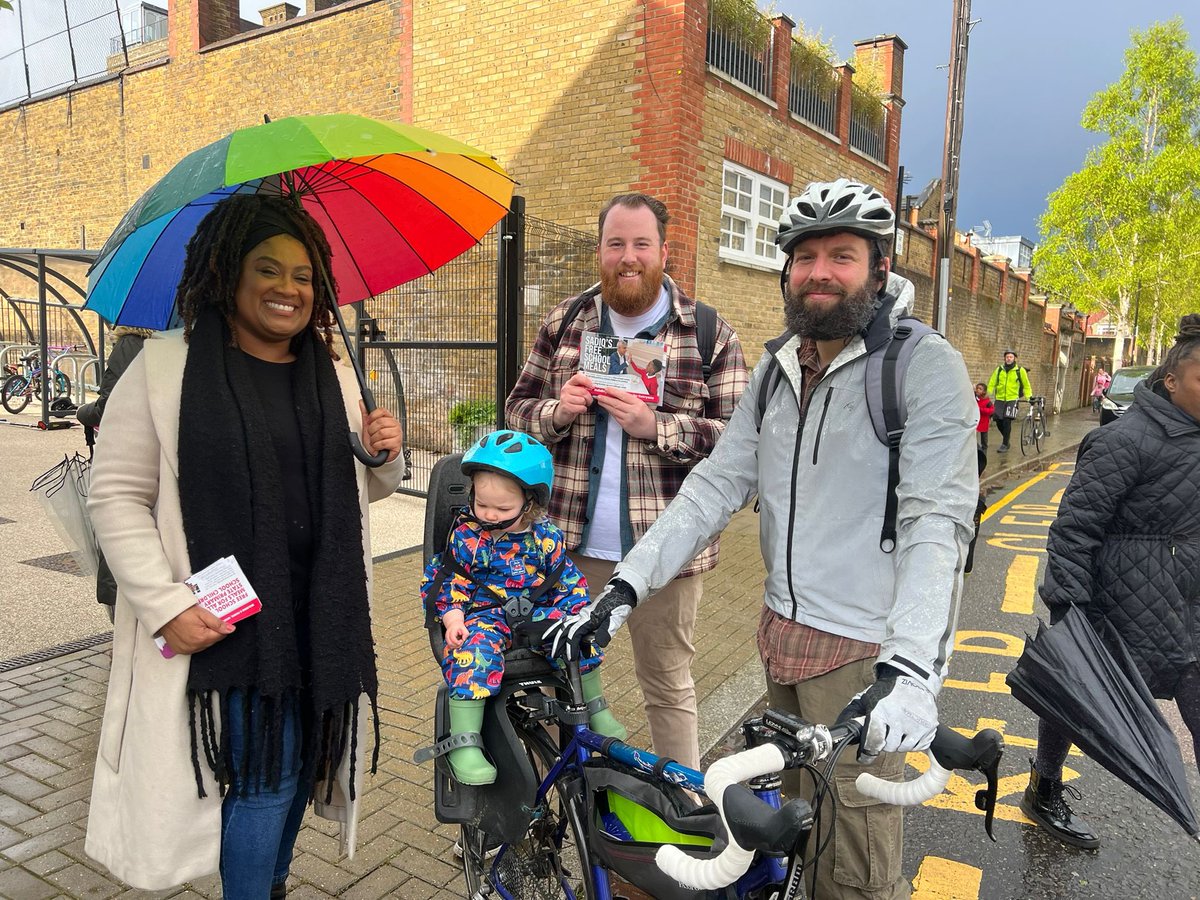 Early and wet morning 🌧️ trip to Sudbourne school to remind residents to vote for @SadiqKhan and @LabourMarina on 2 May. Celebrating the mayors achievements of: 🍽️ Free school meals for Children 🚌 TFL fare freeze 🌳 Toxic air in London halved